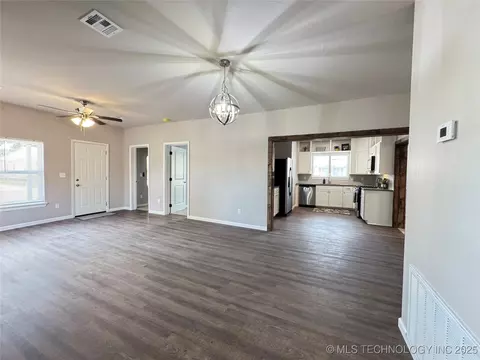 911 E Maple St, Cushing, OK 74023 photo 9