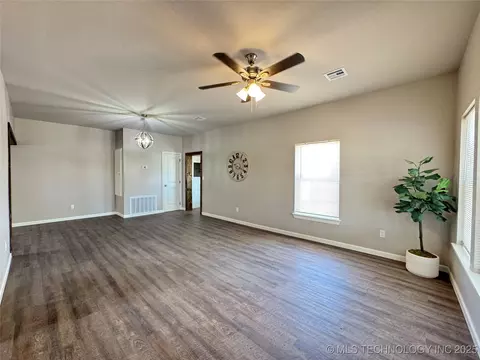 911 E Maple St, Cushing, OK 74023 photo 7