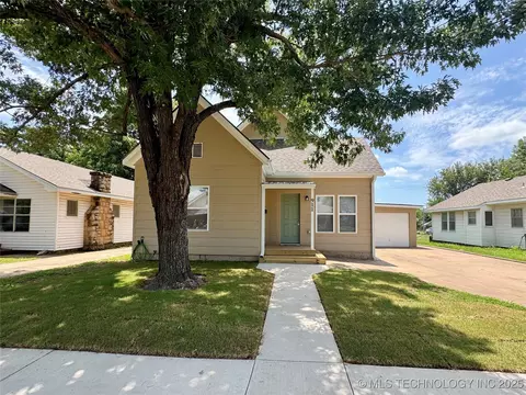 911 E Maple St, Cushing, OK 74023 photo 5