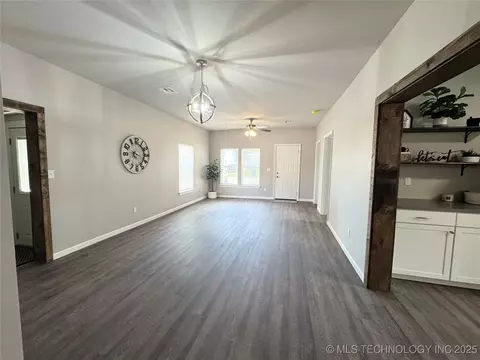 911 E Maple St, Cushing, OK 74023 photo 8