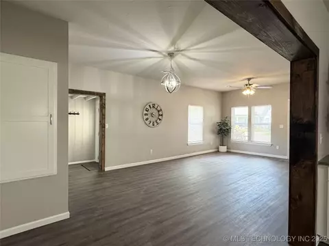 911 E Maple St, Cushing, OK 74023 photo 2
