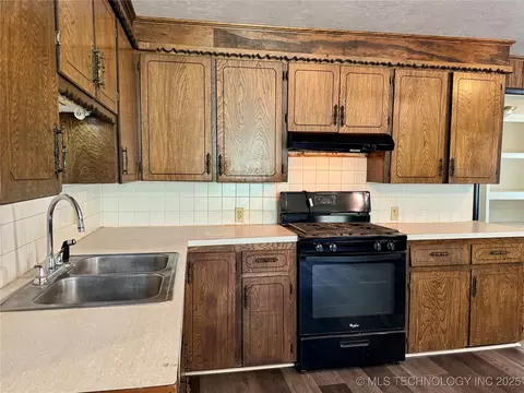 214 E 9th, Cushing, OK 74023 photo 10