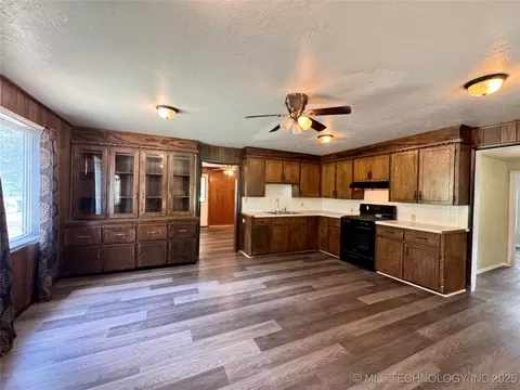 214 E 9th, Cushing, OK 74023 photo 3