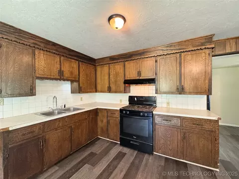 214 E 9th, Cushing, OK 74023 photo 9