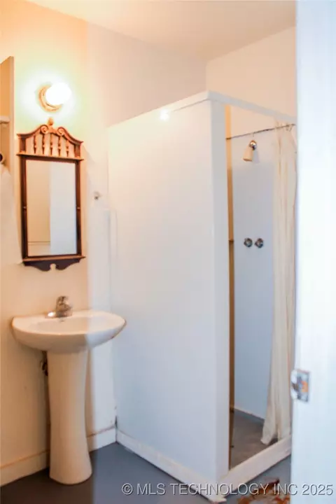Bath - 116307 S 4209 Rd, Eufaula, OK 74432 photo 4 of 5