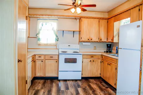 Kitchen - 116307 S 4209 Rd, Eufaula, OK 74432 photo 1 of 2