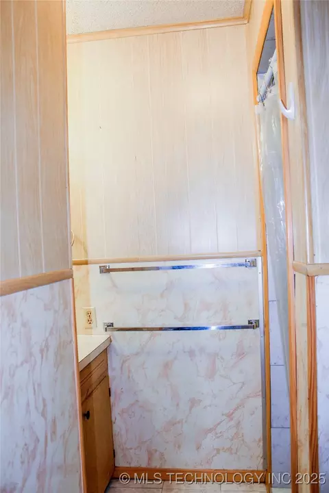Bath - 116307 S 4209 Rd, Eufaula, OK 74432 photo 3 of 5