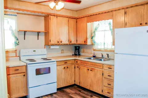 Kitchen - 116307 S 4209 Rd, Eufaula, OK 74432 photo 2 of 2