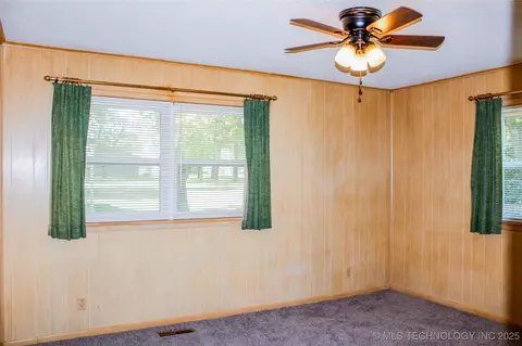 Bedroom - 116307 S 4209 Rd, Eufaula, OK 74432 photo 3 of 4