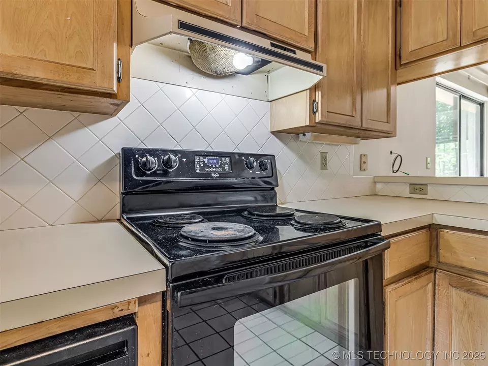 Kitchen - 912 Summit Ridge Ct, Tahlequah, OK 74464 photo 4 of 5