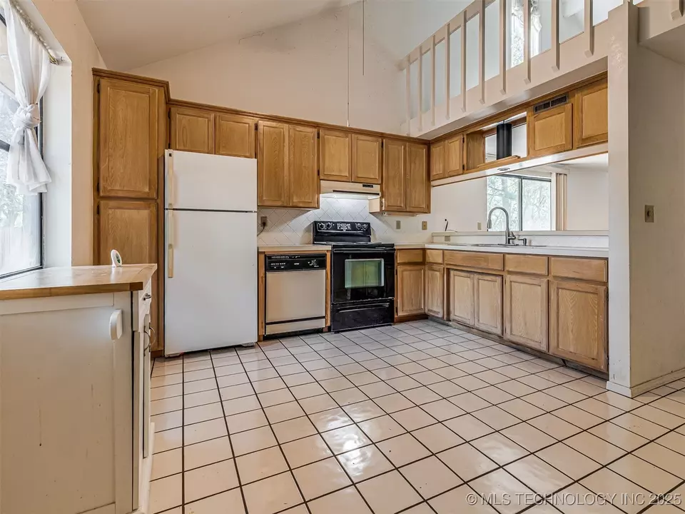 Kitchen - 912 Summit Ridge Ct, Tahlequah, OK 74464 photo 2 of 5
