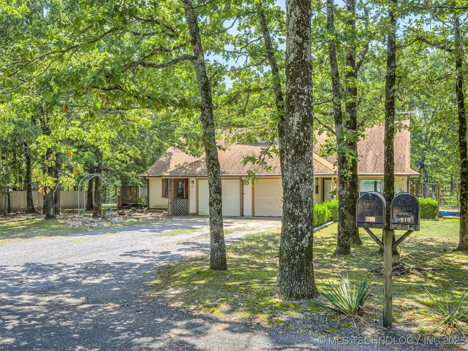 Exterior - 912 Summit Ridge Ct, Tahlequah, OK 74464 photo 1 of 13