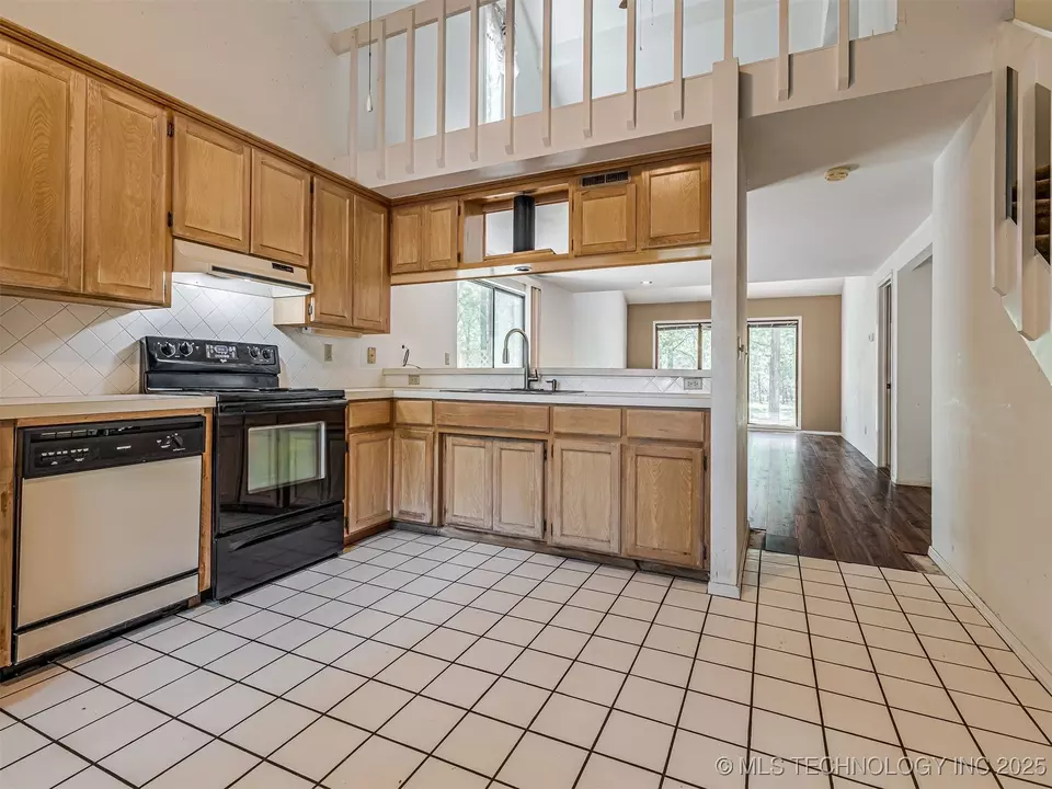 Kitchen - 912 Summit Ridge Ct, Tahlequah, OK 74464 photo 3 of 5