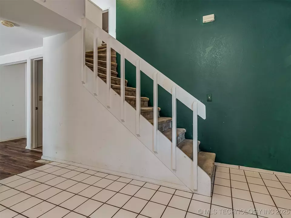 Entry Way - 912 Summit Ridge Ct, Tahlequah, OK 74464 photo 2 of 2