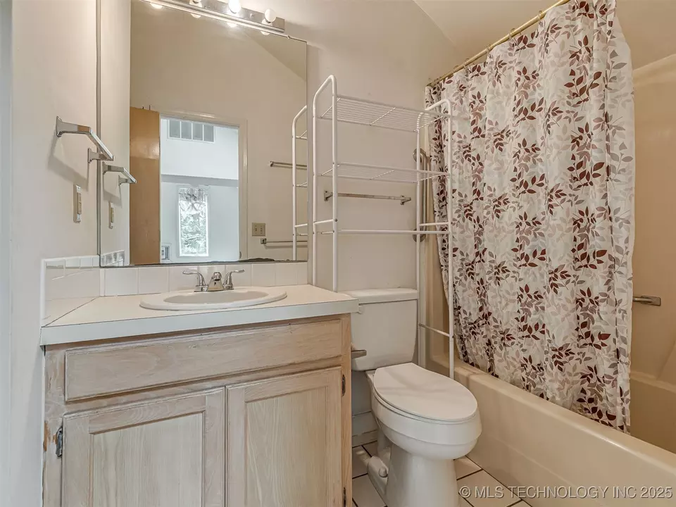 Bath - 912 Summit Ridge Ct, Tahlequah, OK 74464 photo 2 of 2