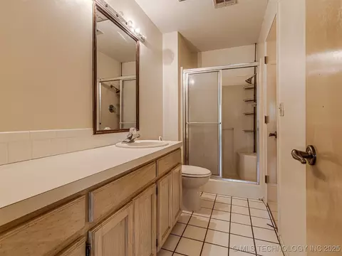 Bath - 912 Summit Ridge Ct, Tahlequah, OK 74464 photo 1 of 2