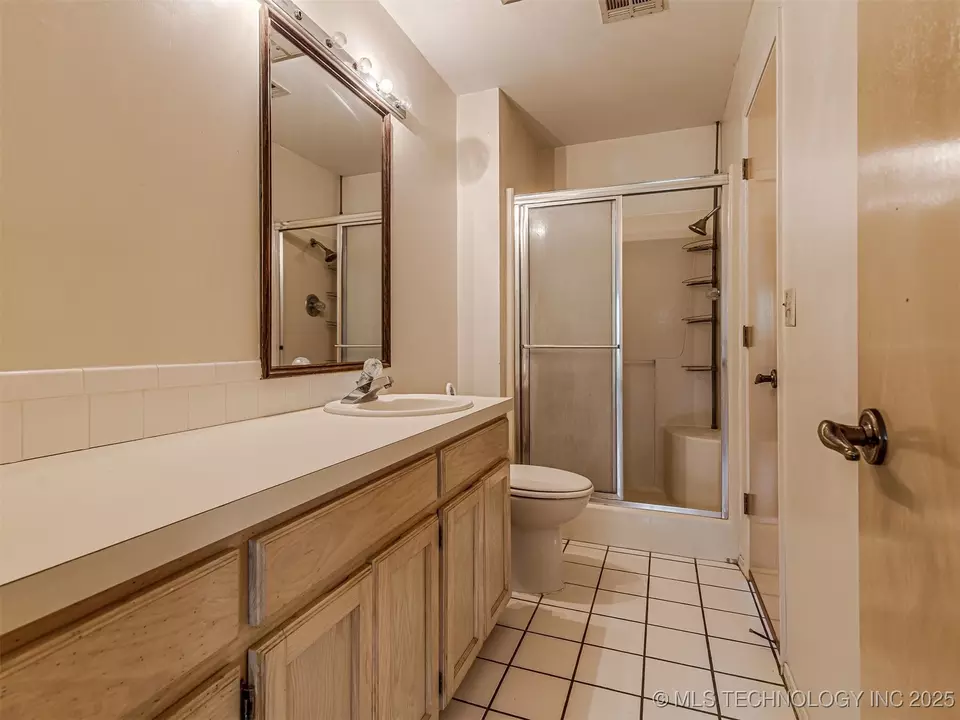 Bath - 912 Summit Ridge Ct, Tahlequah, OK 74464 photo 1 of 2