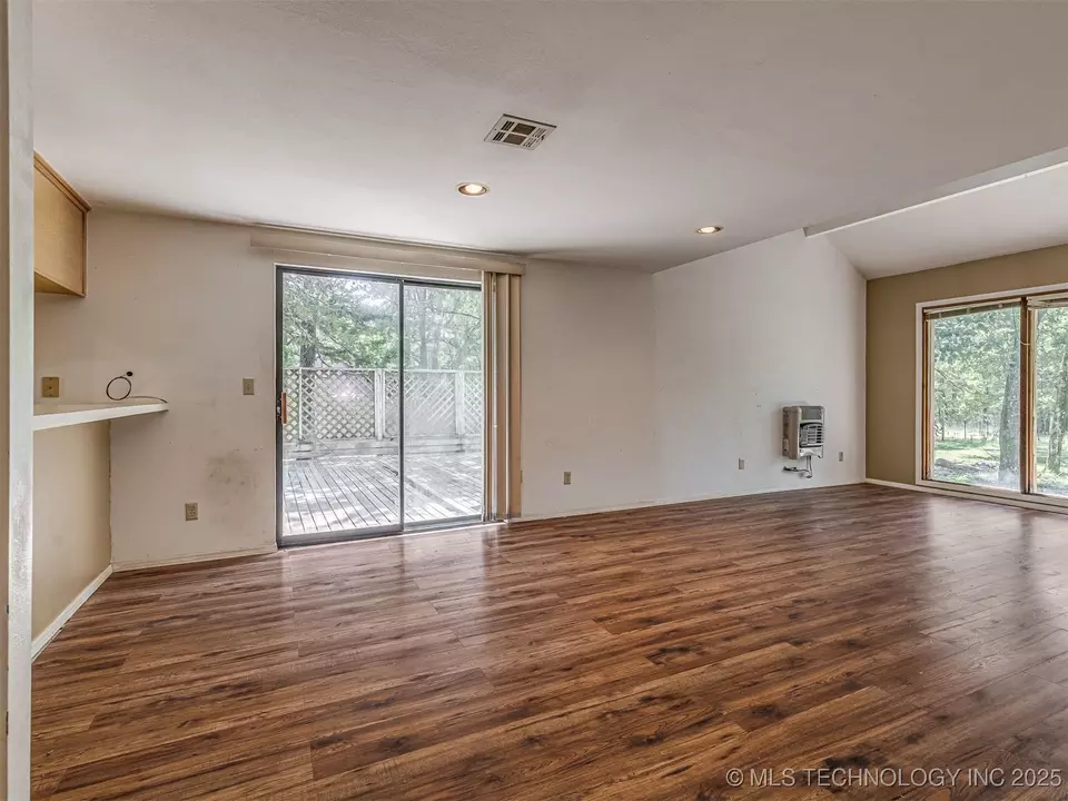 Living - 912 Summit Ridge Ct, Tahlequah, OK 74464 photo 2 of 6
