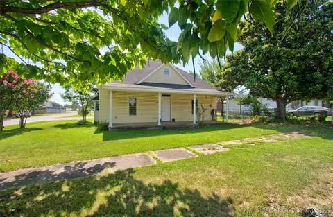 504 SW 1st St, Checotah, OK 74426