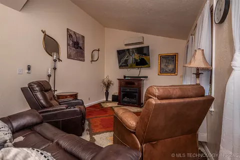 Living - 5472 S Highway 377, Kingston, OK 73439 photo 1 of 3