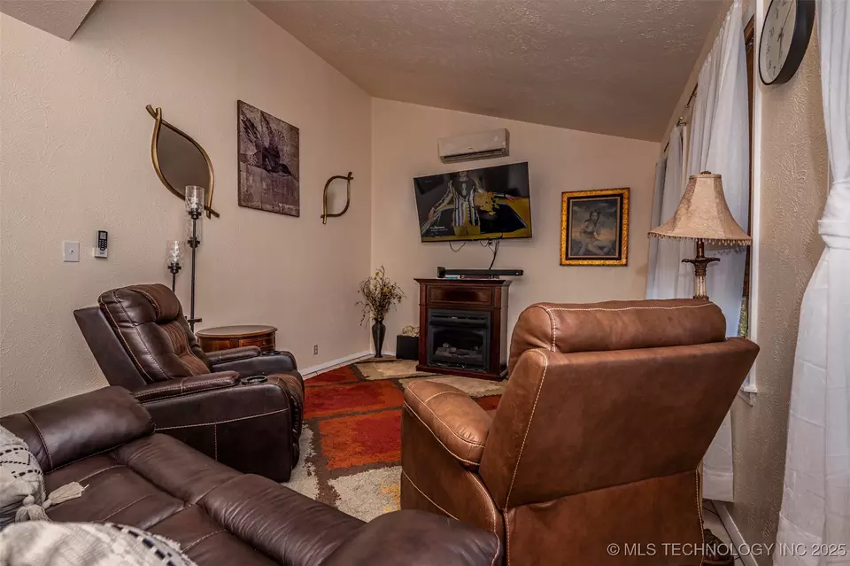Living - 5472 S Highway 377, Kingston, OK 73439 photo 1 of 3