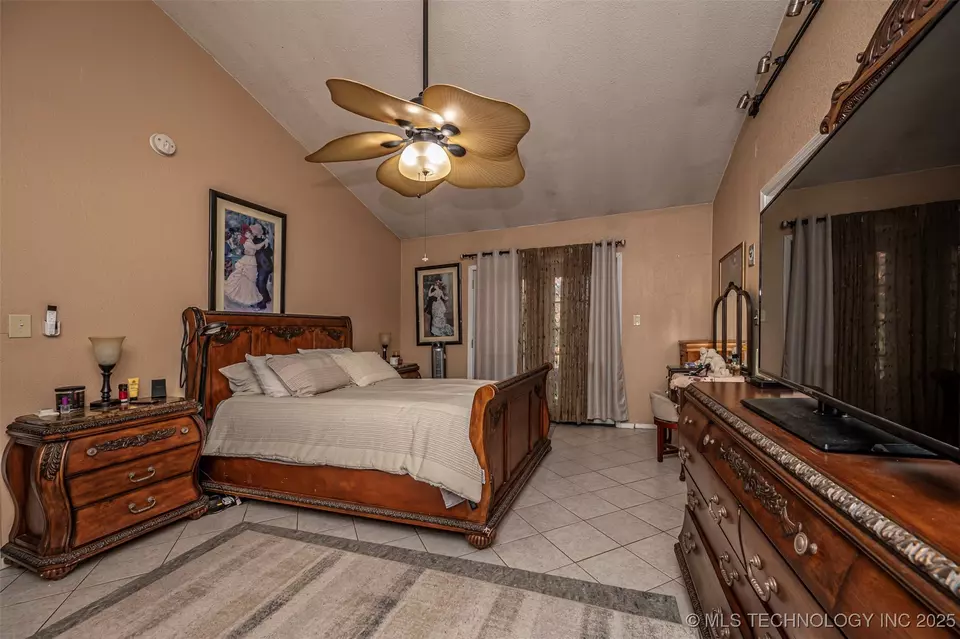 Bedroom - 5472 S Highway 377, Kingston, OK 73439 photo 2 of 5