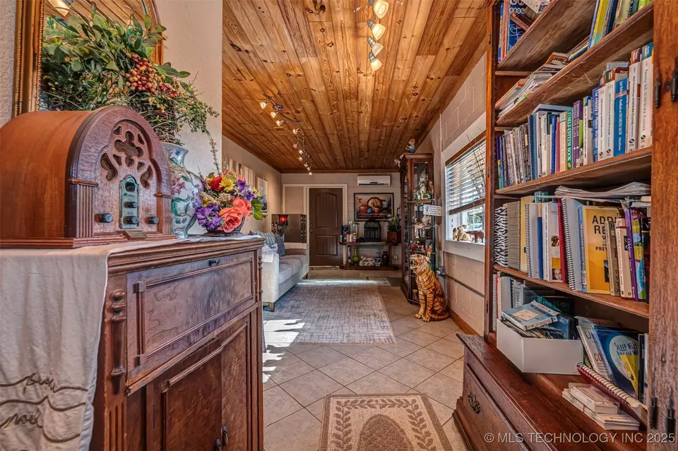 Entry Way - 5472 S Highway 377, Kingston, OK 73439 photo 2 of 3