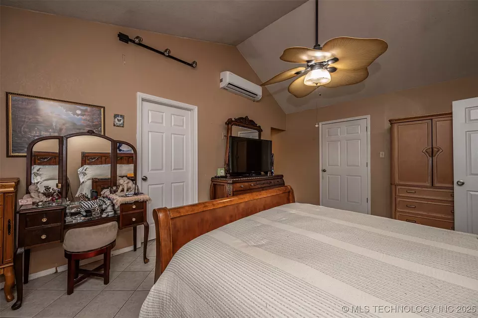 Bedroom - 5472 S Highway 377, Kingston, OK 73439 photo 3 of 5
