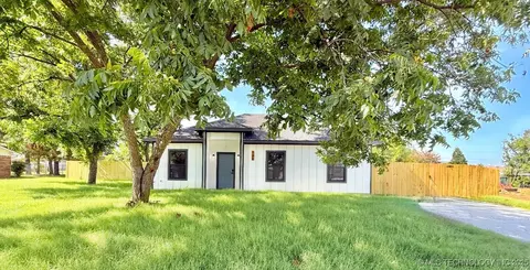 104 S Section Line Rd, Calera, OK 74730