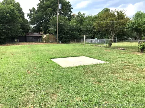 1129 E Maple St, Cushing, OK 74023 photo 3
