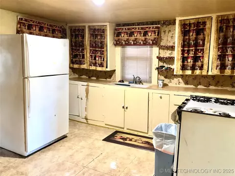 1129 E Maple St, Cushing, OK 74023 photo 7