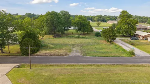 809 NE 5th St, Wagoner, OK 74467