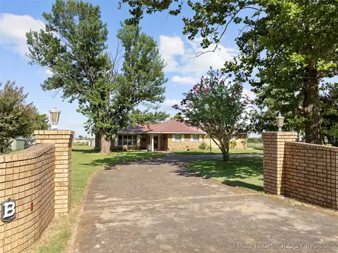 6892 Meridian Rd, Lone Grove, OK 73443