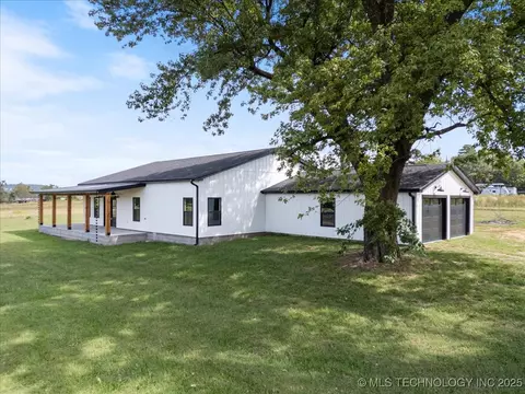 22372 North Rd, Summers, AR 72769