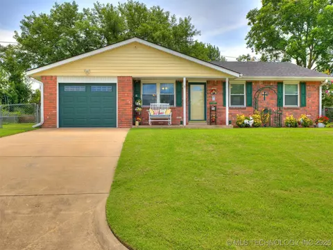 13856 S Hickory Pl E, Glenpool, OK 74033