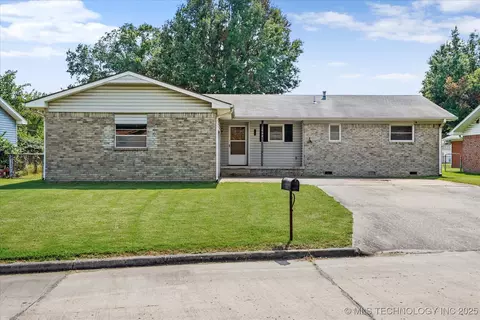 1004 Colonial Dr, Pryor, OK 74361