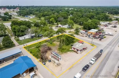 123 N Locust St, Nowata, OK 74048