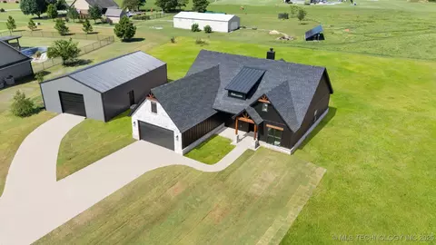890 Blue Bird Ln, Pryor, OK 74361