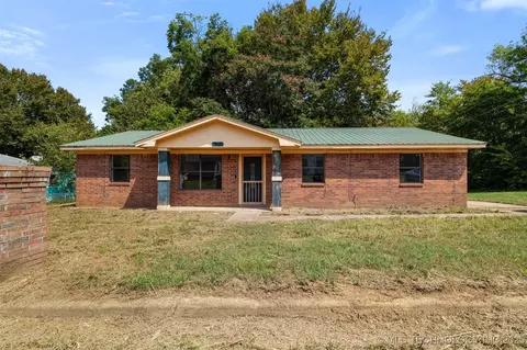 911 S K St, Hugo, OK 74743
