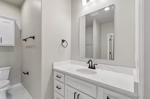 Bath - 214 E 164th Pl S, Glenpool, OK 74033 photo 3 of 8