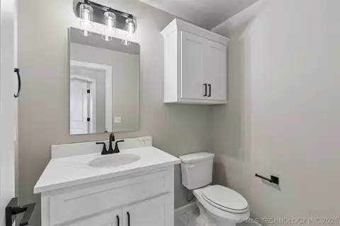 Bath - 214 E 164th Pl S, Glenpool, OK 74033 photo 5 of 8