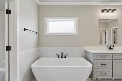 Bath - 214 E 164th Pl S, Glenpool, OK 74033 photo 1 of 8