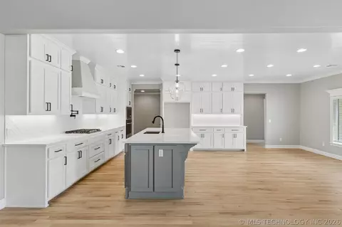 Kitchen - 214 E 164th Pl S, Glenpool, OK 74033 photo 1 of 6