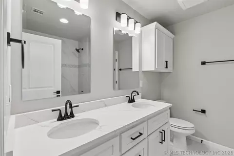 Bath - 214 E 164th Pl S, Glenpool, OK 74033 photo 6 of 8