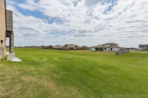 Exterior - 88 E 165th Pl S, Glenpool, OK 74033 photo 6 of 7