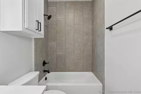 Bath - 88 E 165th Pl S, Glenpool, OK 74033 photo 7 of 10