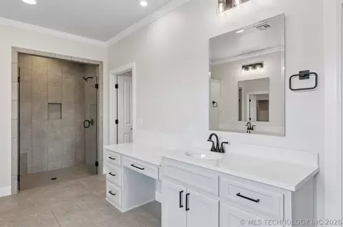 Bath - 88 E 165th Pl S, Glenpool, OK 74033 photo 2 of 10