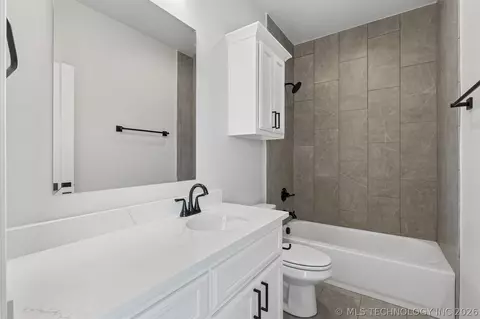 Bath - 88 E 165th Pl S, Glenpool, OK 74033 photo 6 of 10