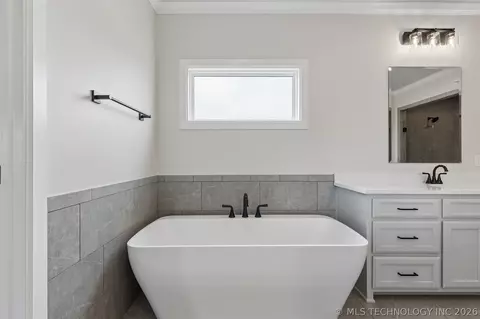 Bath - 88 E 165th Pl S, Glenpool, OK 74033 photo 4 of 10