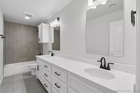 Bath - 88 E 165th Pl S, Glenpool, OK 74033 photo 9 of 10